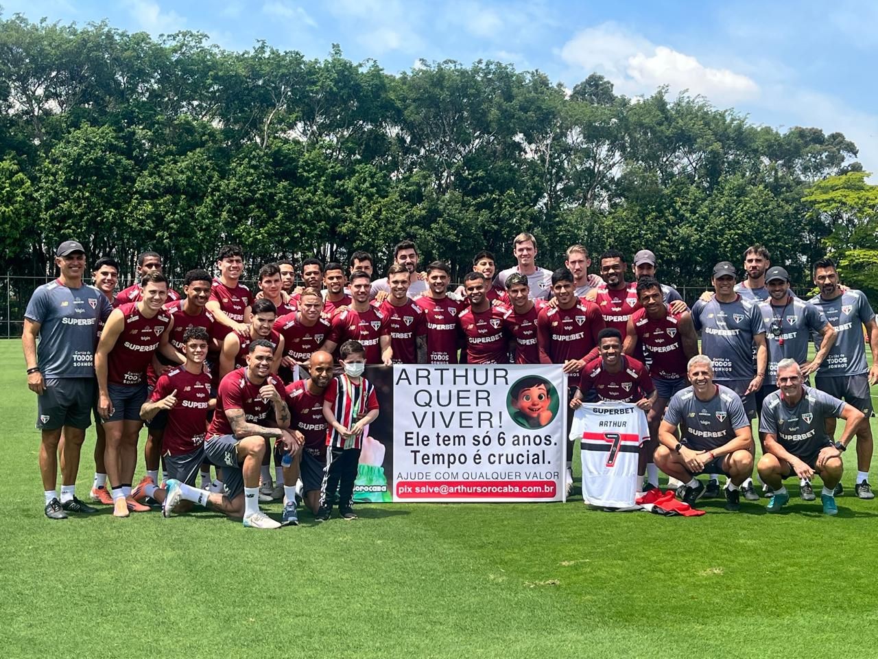 A convite de Lucas, torcedor com doença rara visita CT do São Paulo: “Um dos dias mais felizes da vida”