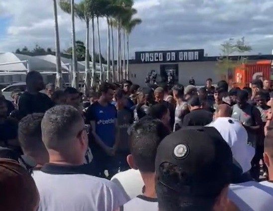 Protestos de organizada no CT contra atual elenco do Vasco viram rotina; xingamentos e cobranças aumentam