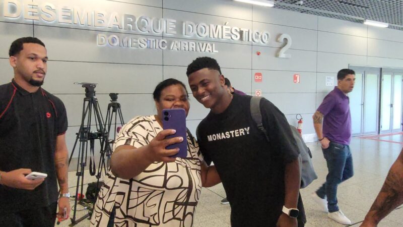 Reforço do Cruzeiro, Néiser Villarreal chega a BH iniciar atividades na Toca da Raposa