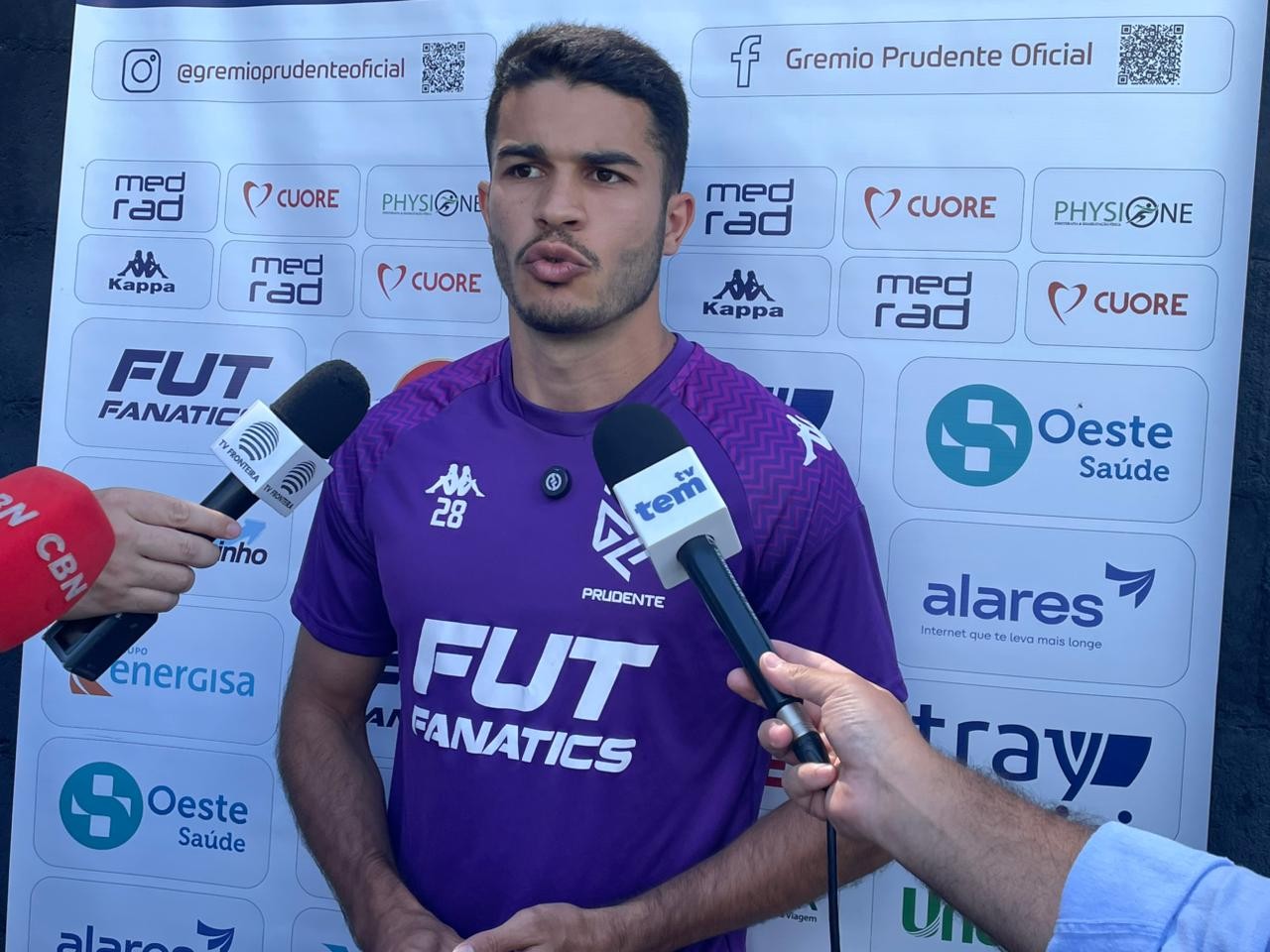 Giovani Albuquerque celebra por jogar com irmão no Grêmio Prudente: “Momento especial”