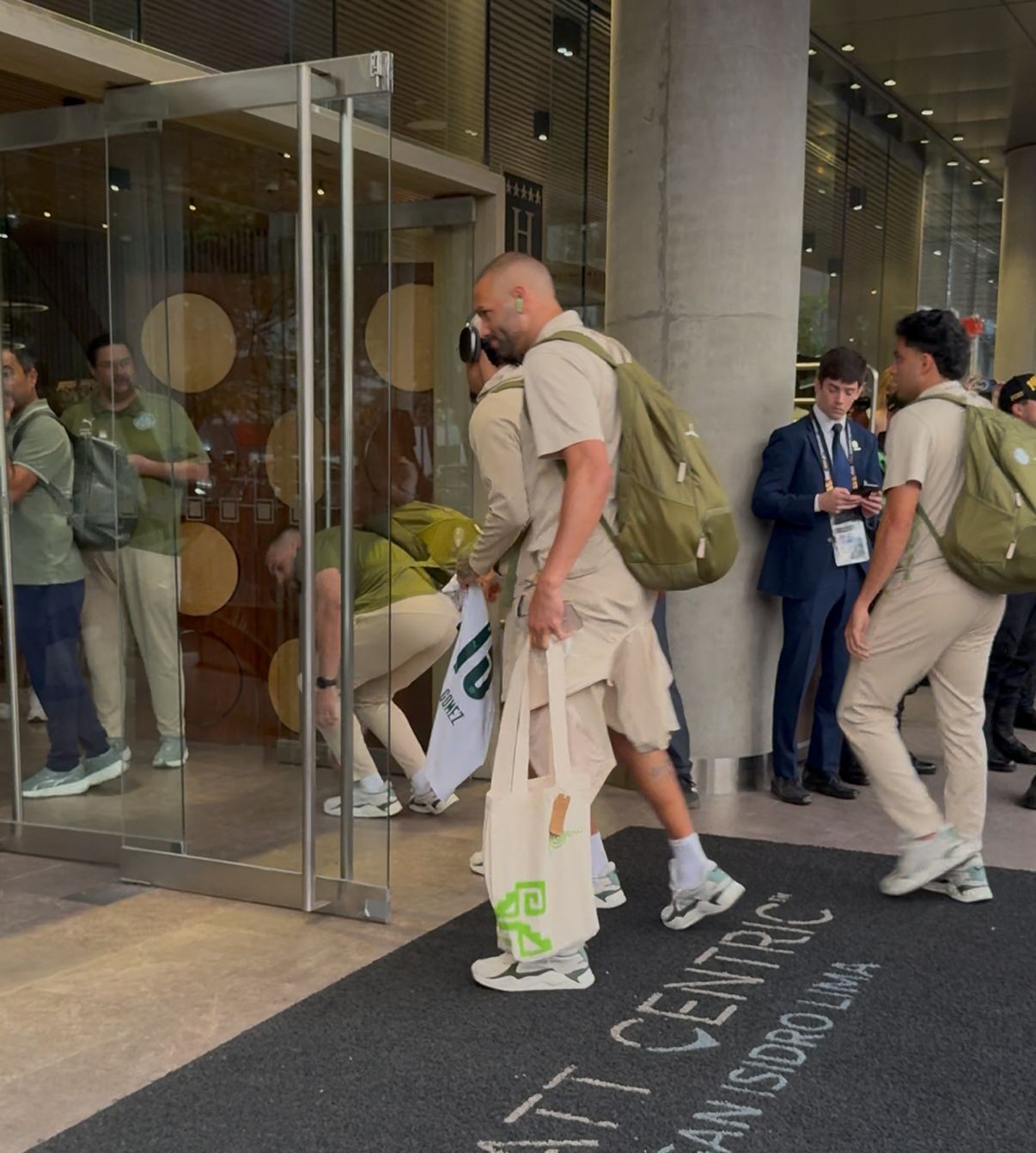 Palmeiras chega a Lima para final da Libertadores com festa da torcida; veja vídeos e quem viajou