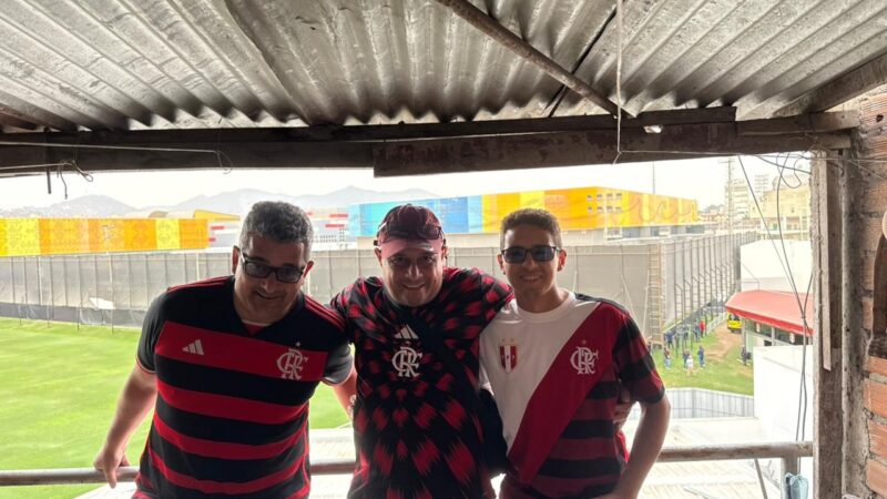 Espião do bem? Torcedor assiste ao treino do Flamengo de varanda em Lima e resenha com jogadores