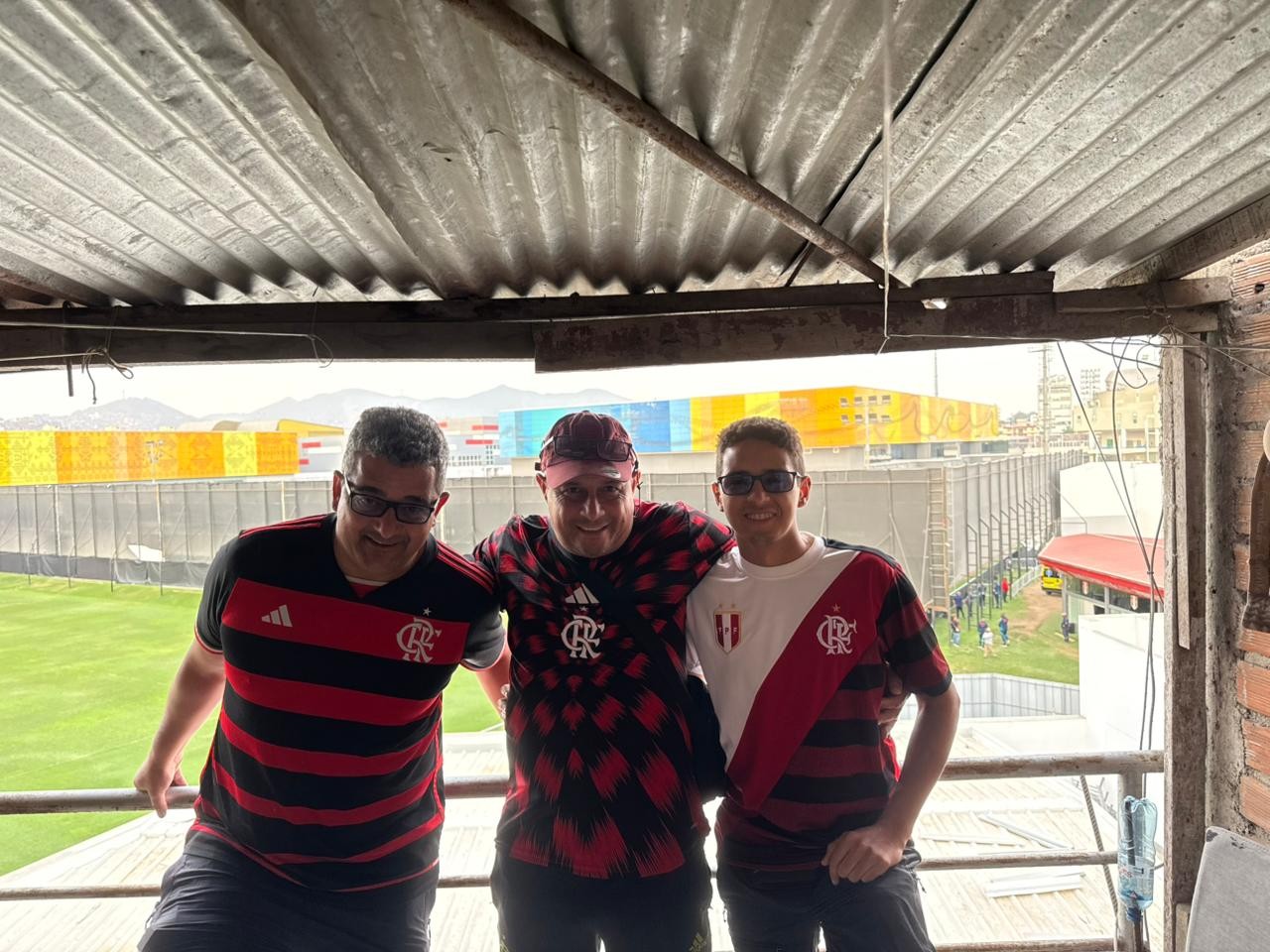 Espião do bem? Torcedor assiste ao treino do Flamengo de varanda em Lima e resenha com jogadores