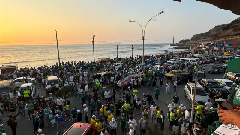 Torcida do Palmeiras faz festa em praia de Lima às vésperas da final da Libertadores; vídeos