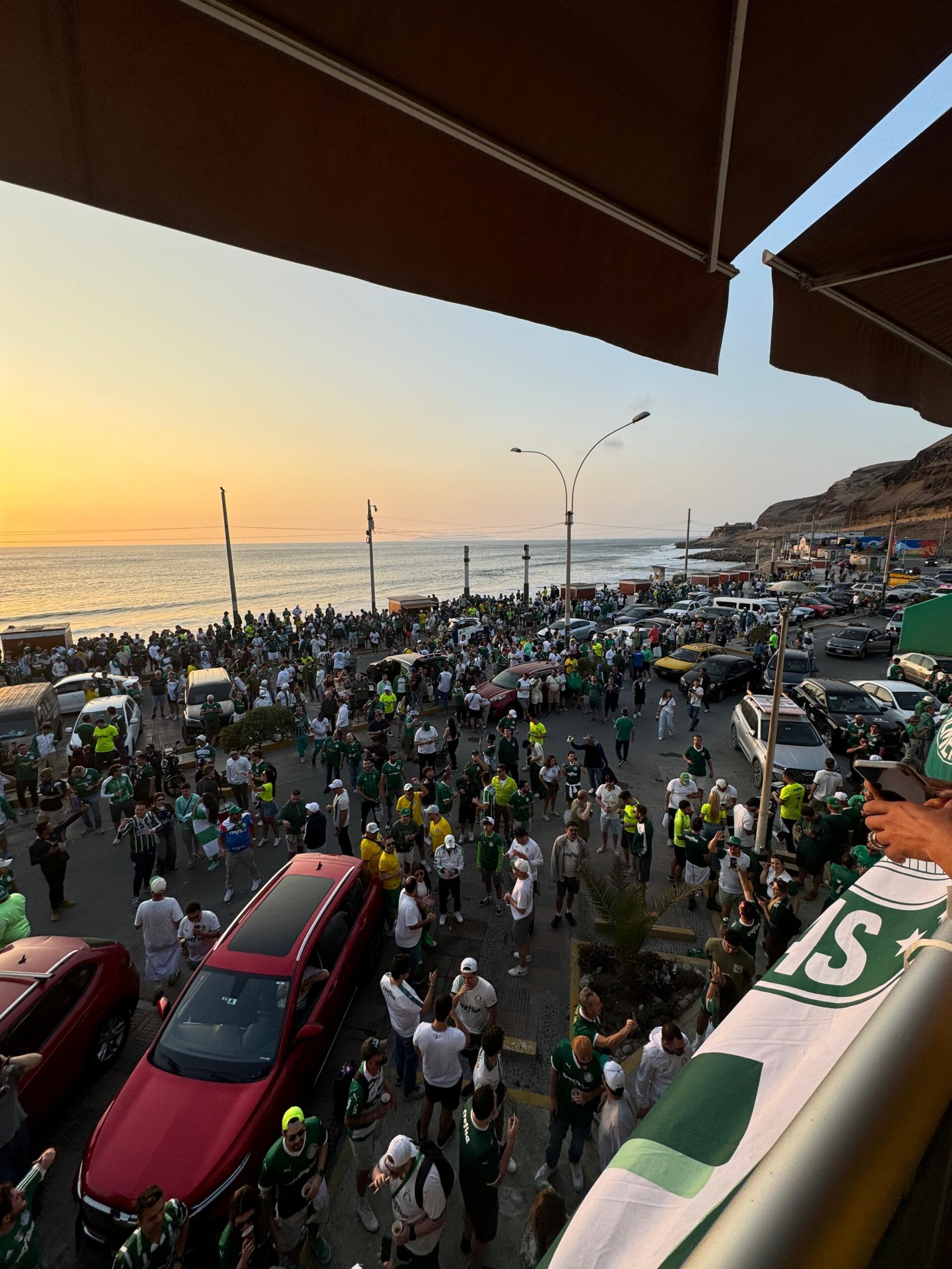 Torcida do Palmeiras faz festa em praia de Lima às vésperas da final da Libertadores; vídeos