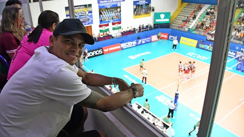 Thiago Silva acompanha jogo do Fluminense na Superliga Feminina