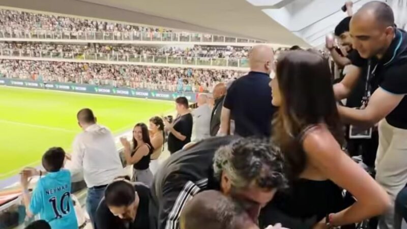 Vídeo: pai de Neymar chora após gol do filho em Santos x Sport