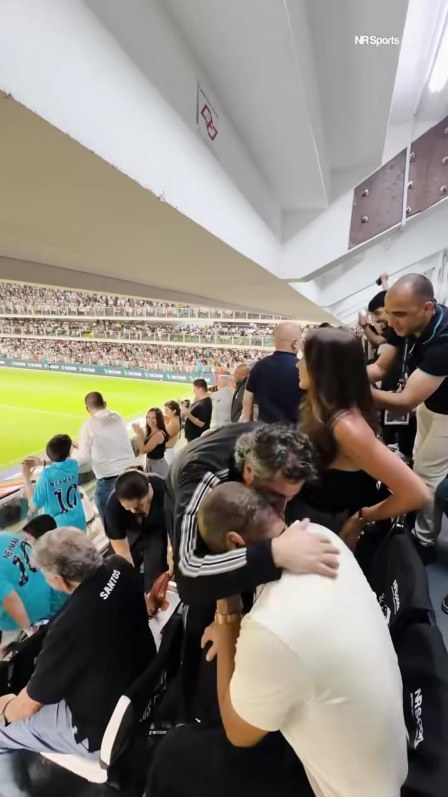Vídeo: pai de Neymar chora após gol do filho em Santos x Sport