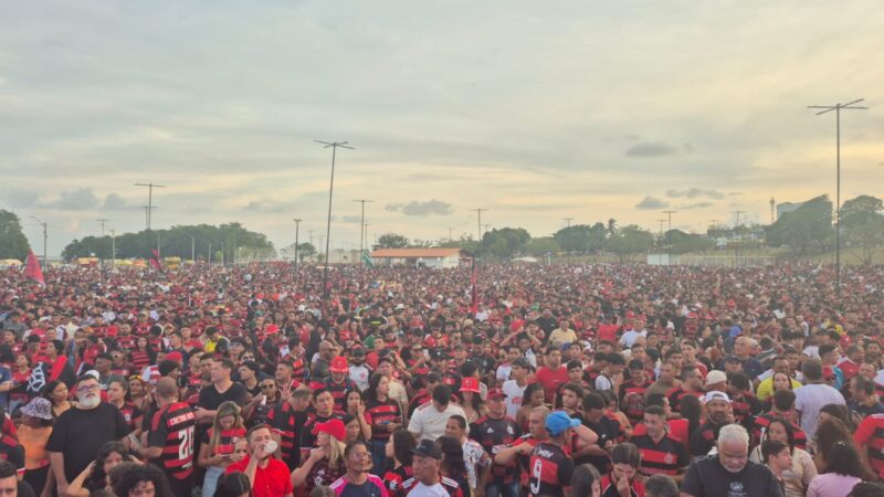 Torcedores lotam praça em Macapá para acompanhar título do Flamengo na Libertadores