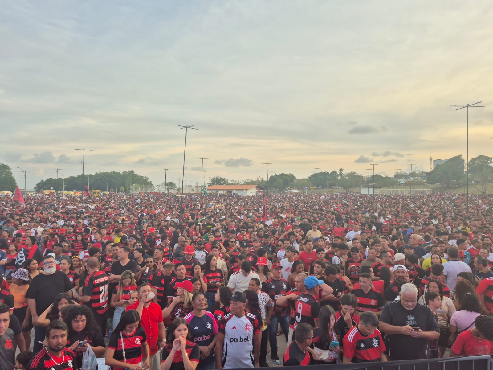 Torcedores lotam praça em Macapá para acompanhar título do Flamengo na Libertadores