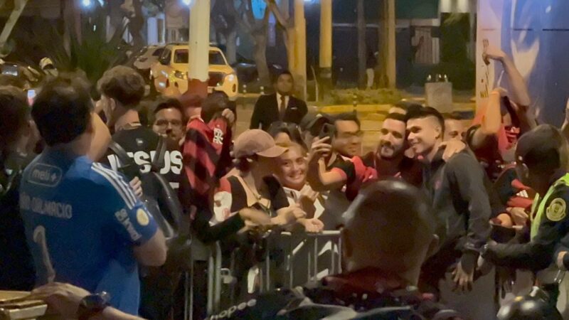 Campeão da Libertadores, Flamengo deixa hotel e inicia viagem de volta ao Rio; veja