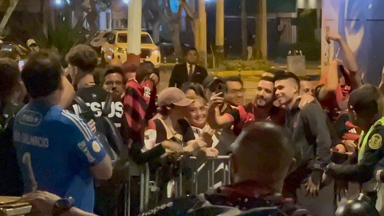 Campeão da Libertadores, Flamengo deixa hotel e inicia viagem de volta ao Rio; veja