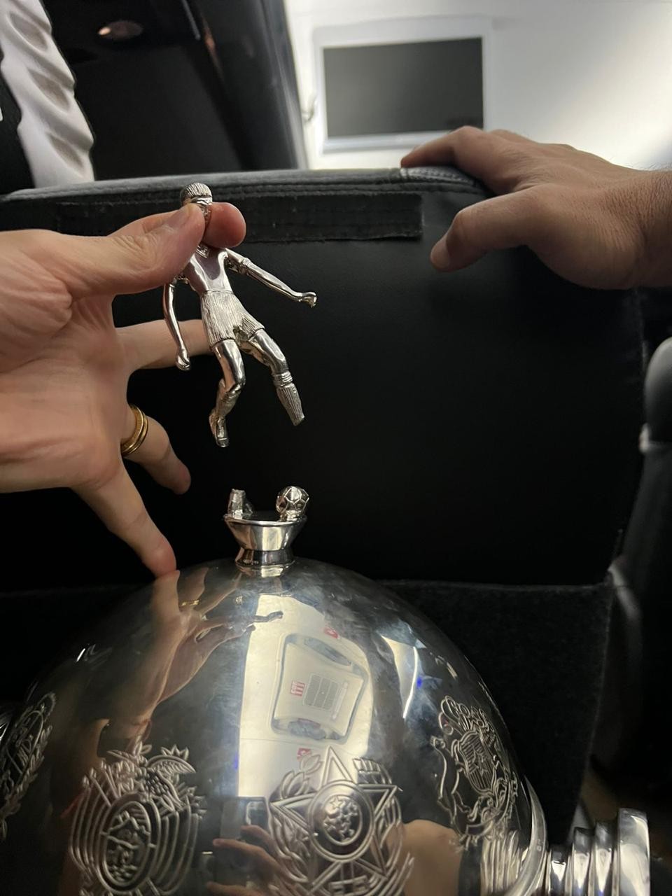 Veja fotos da taça da Libertadores quebrada em festa do Flamengo