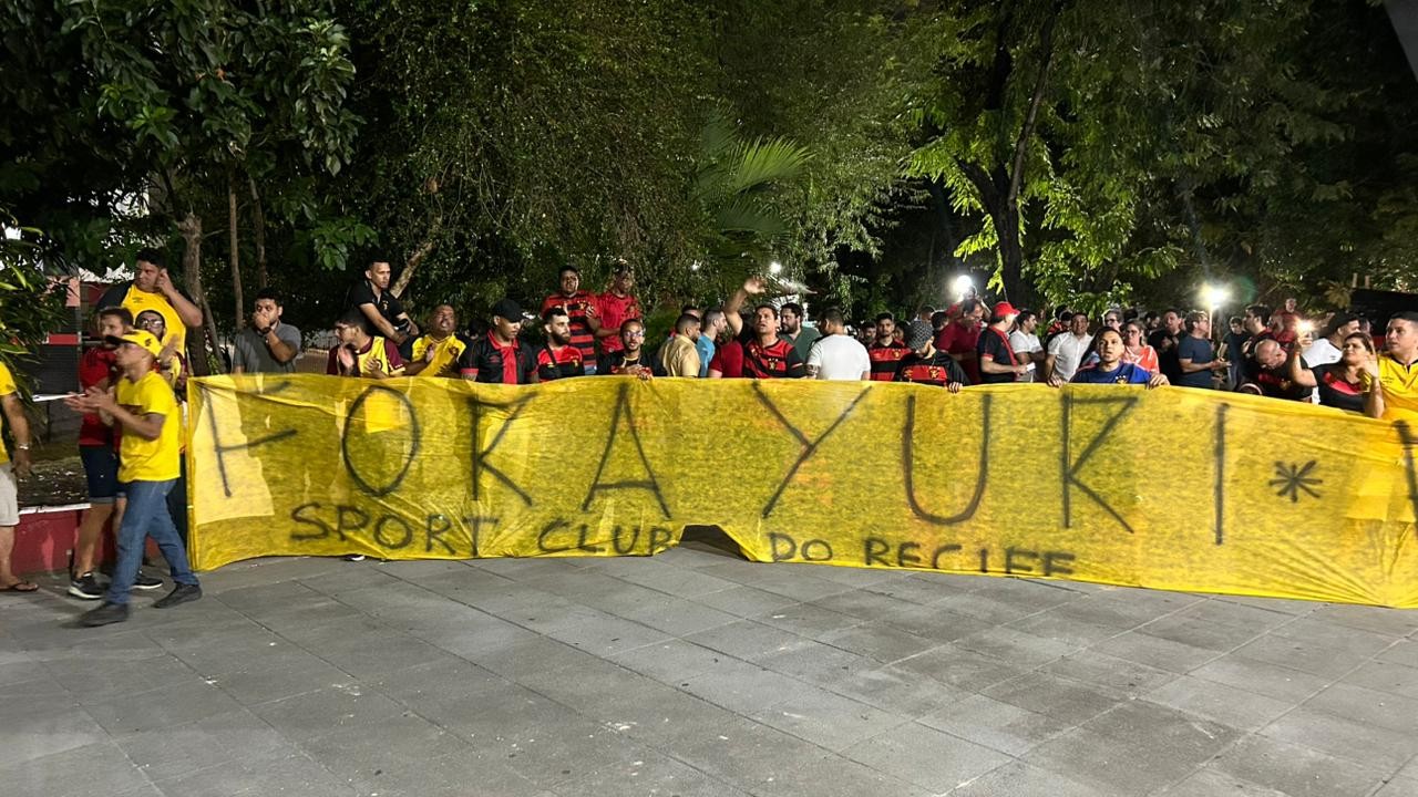 Torcedores do Sport protestam contra presidente do clube durante reunião do Conselho Deliberativo