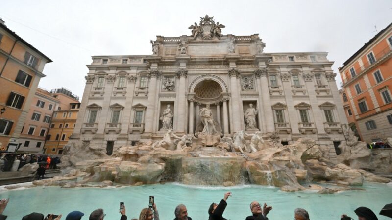 Roma cria taxa de 2 euros para visitantes se aproximarem da Fontana di Trevi
