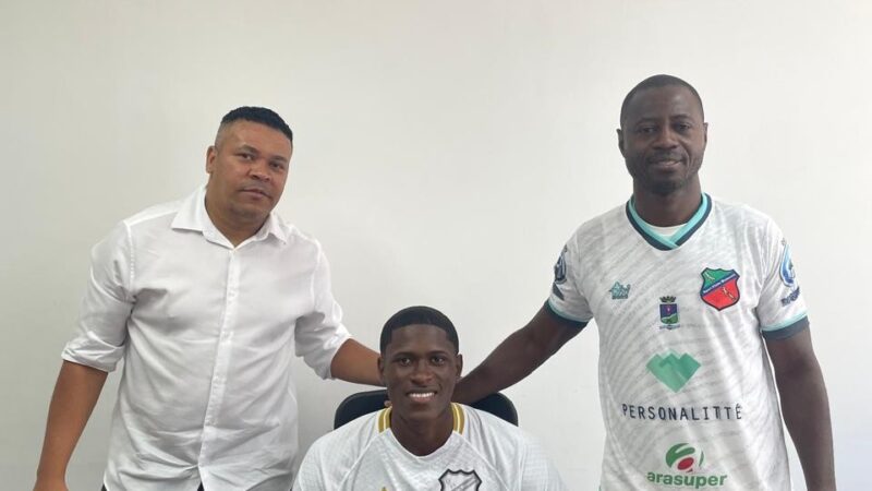 Humaitá contrata zagueiro colombiano de 20 anos e renova com auxiliar para próxima temporada