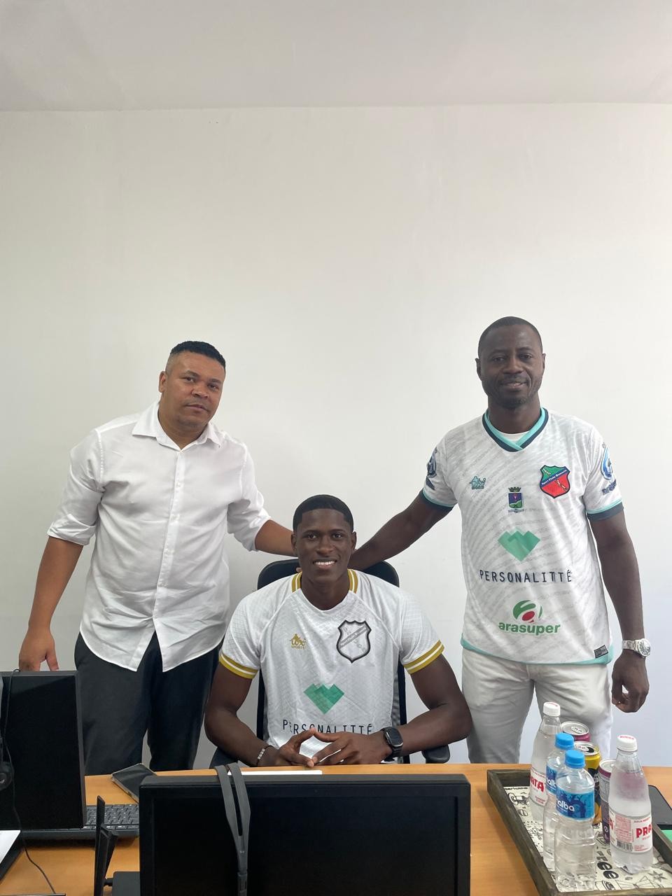 Humaitá contrata zagueiro colombiano de 20 anos e renova com auxiliar para próxima temporada