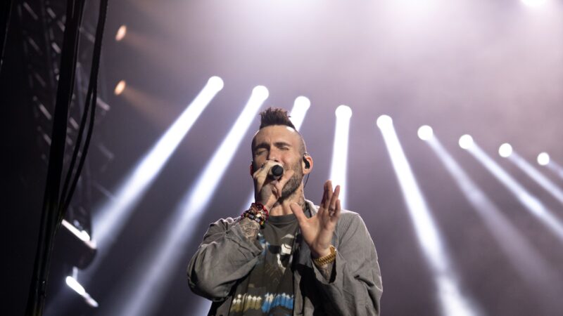 Budweiser aposta em show gratuito do Maroon 5 para cativar clientes; entenda  a estratégia da marca