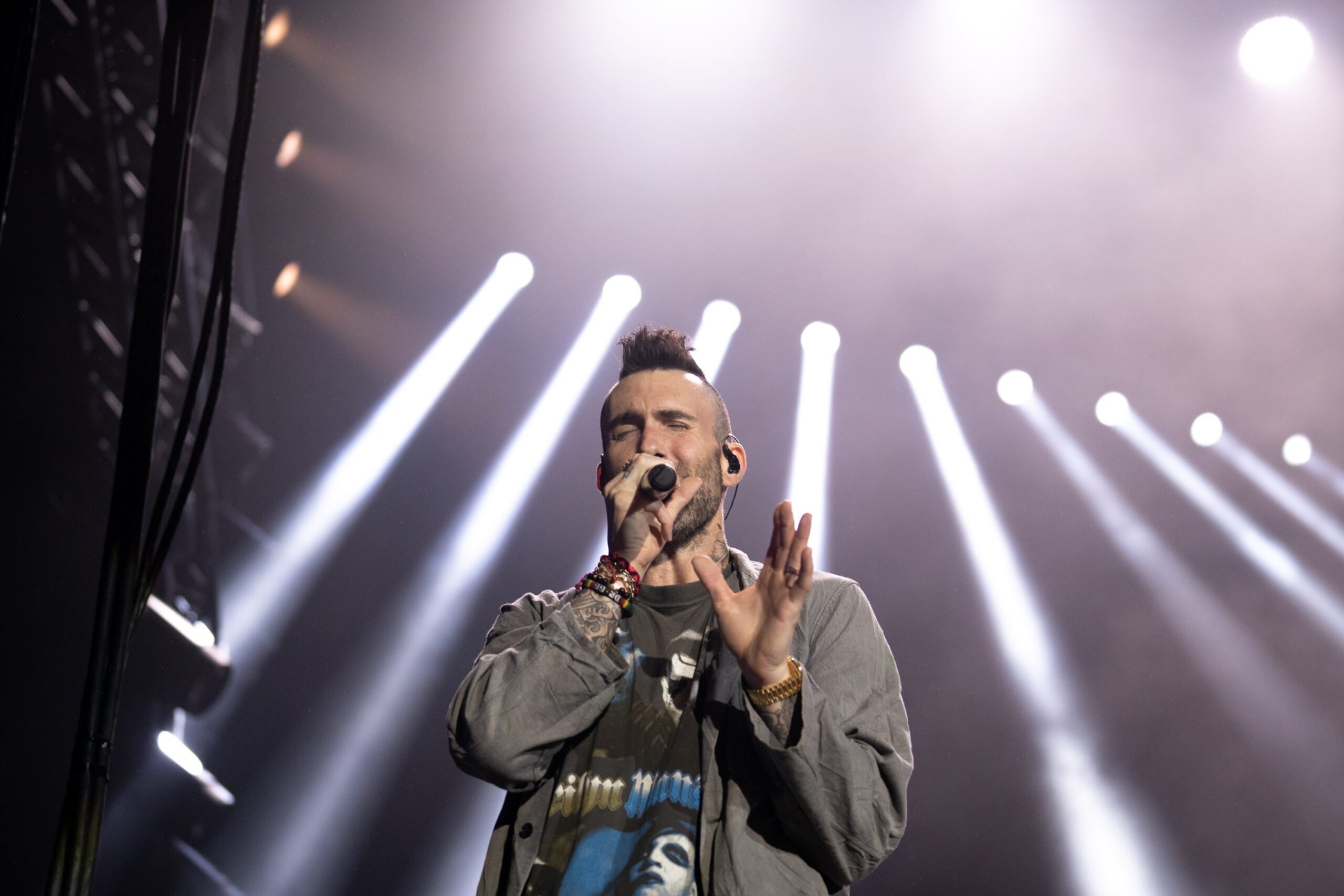 Budweiser aposta em show gratuito do Maroon 5 para cativar clientes; entenda  a estratégia da marca