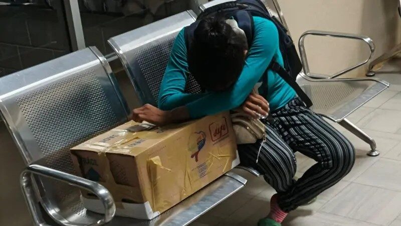 Como foto de mãe que recebeu corpo do bebê em caixa de papelão expõe crise de saúde no Equador