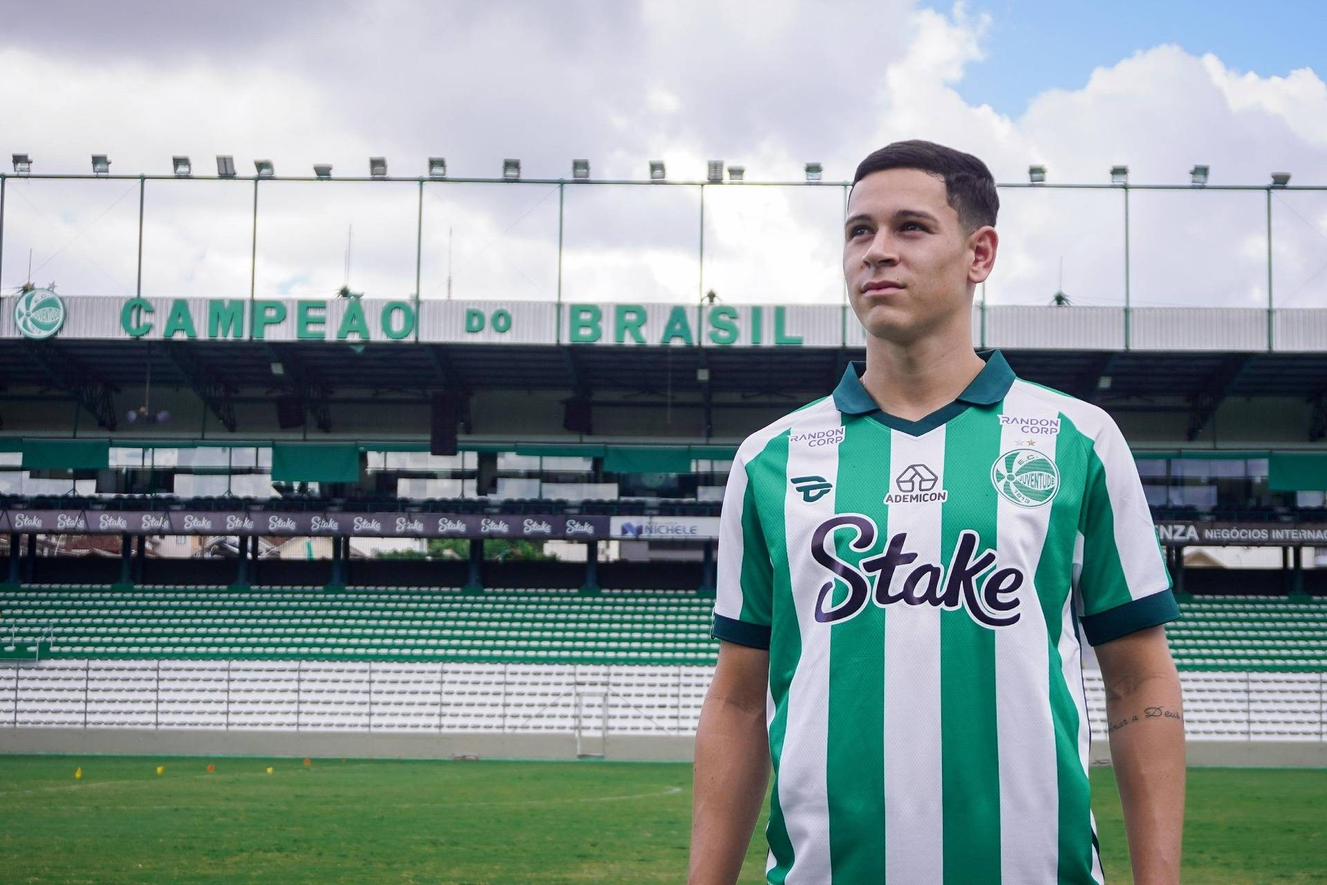Atlético-GO contrata zagueiro Natã Felipe, do Juventude