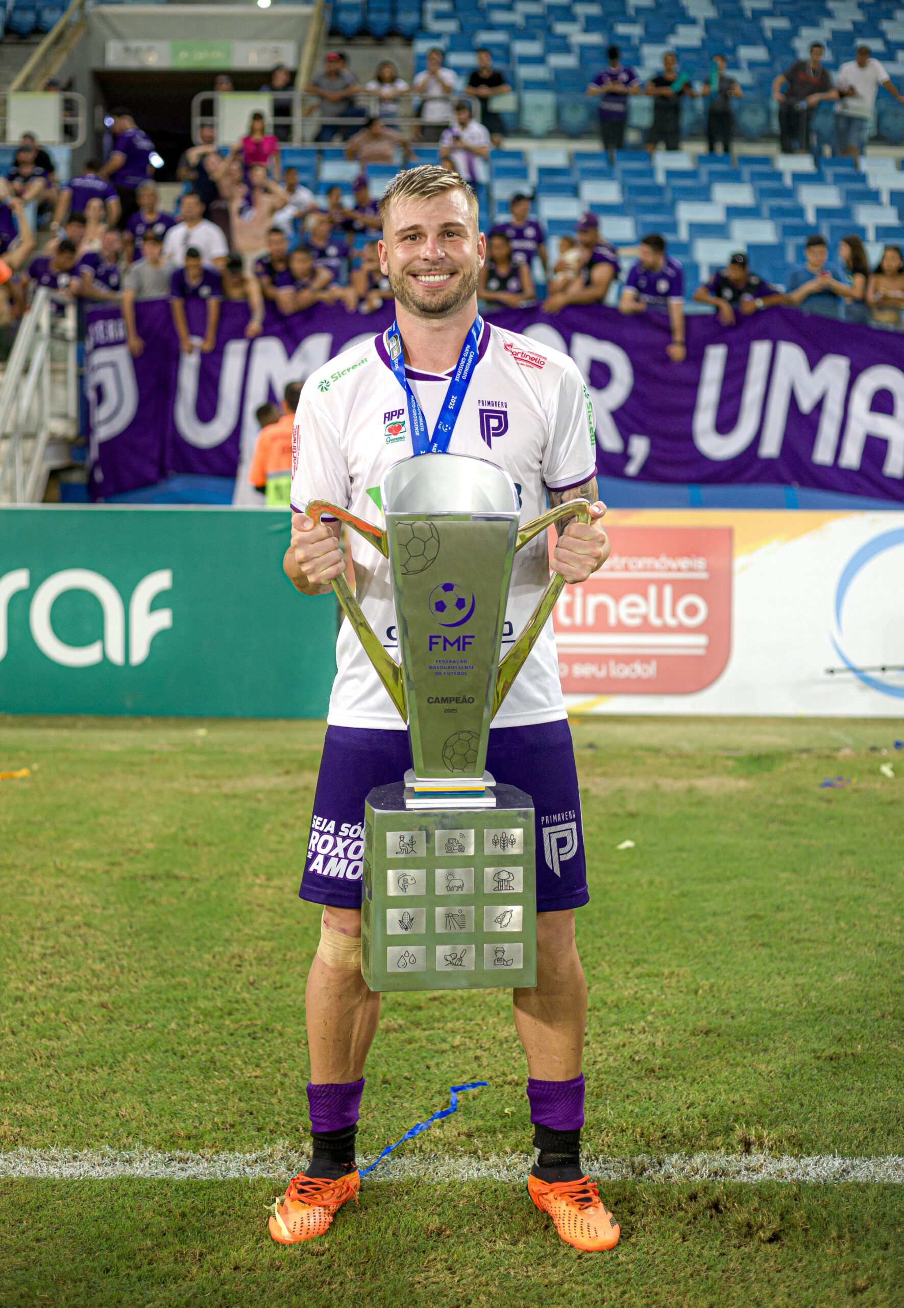 Primavera reforça elenco com meia e retorno de lateral campeão; técnico ressalta: “pés no chão”