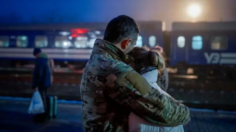 O ‘trem do amor’, no qual ucranianas visitam seus maridos que lutam contra a Rússia