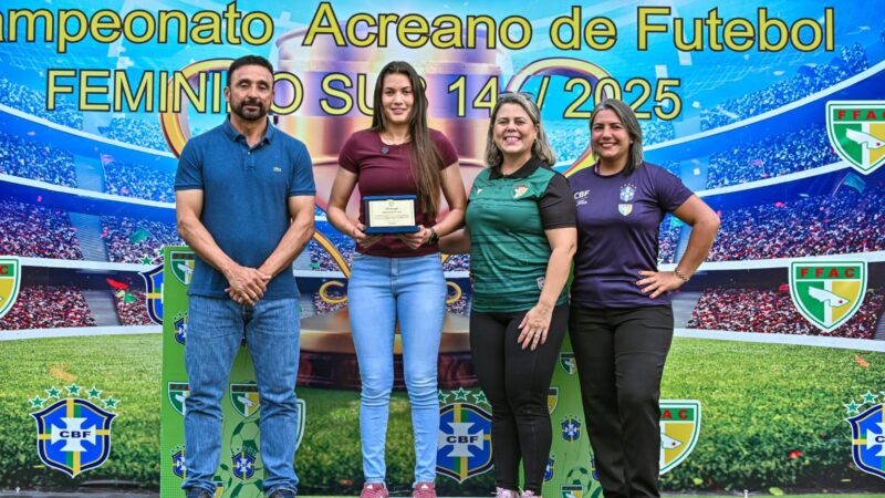 Atacante Valéria Paula, do Grêmio, recebe placa em homenagem promovida pela FFAC