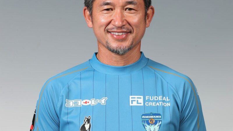 Atacante de 58 anos é anunciado por clube da terceira divisão do Japão