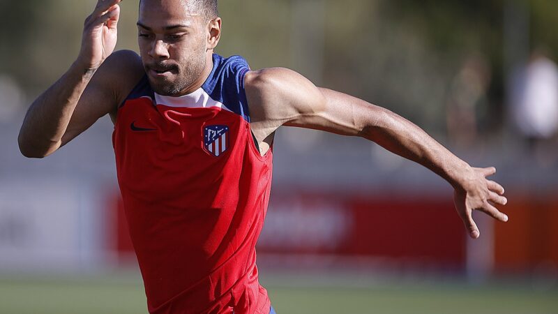 Atlético-MG encaminha contratação de Renan Lodi