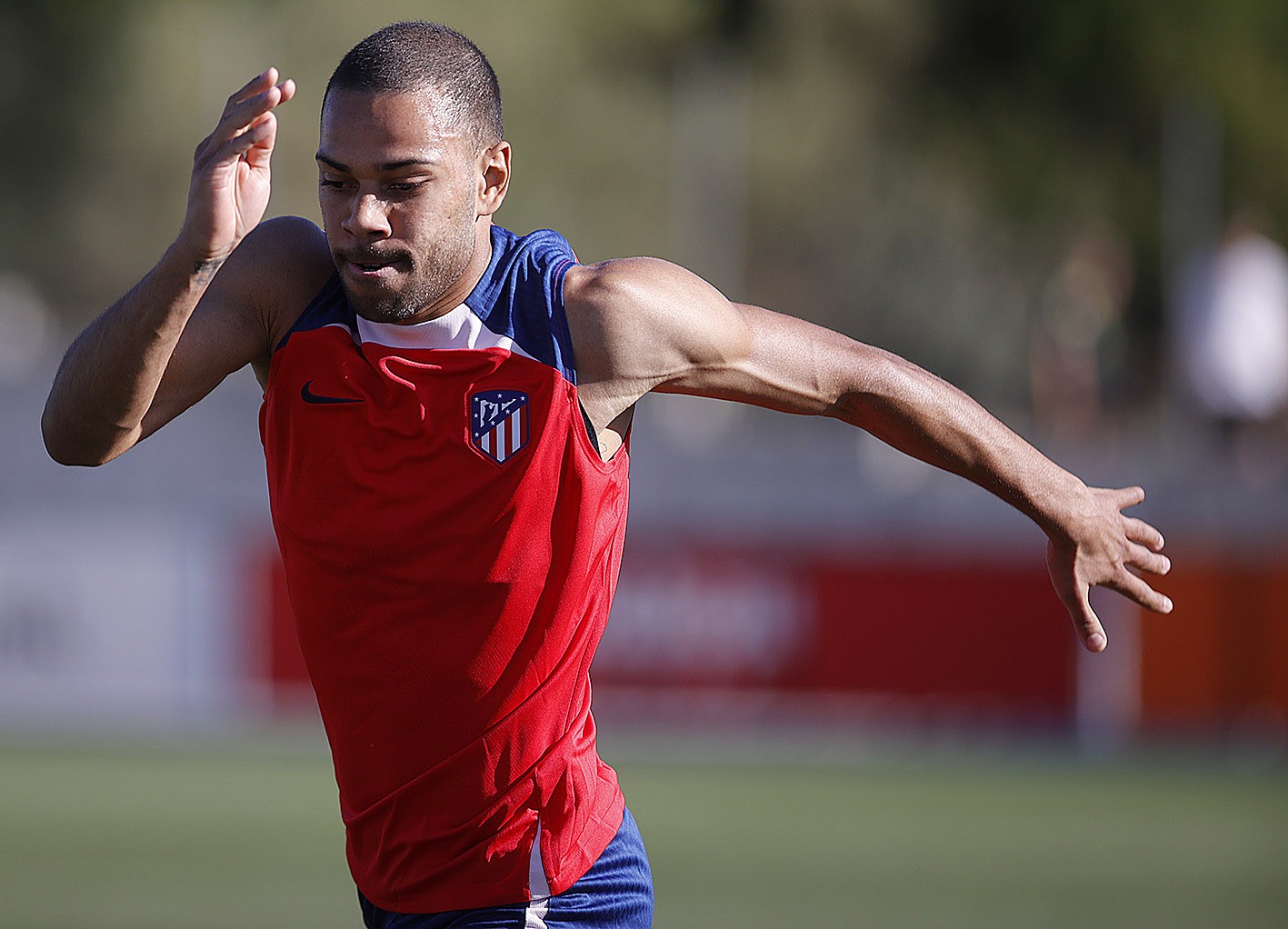 Atlético-MG encaminha contratação de Renan Lodi