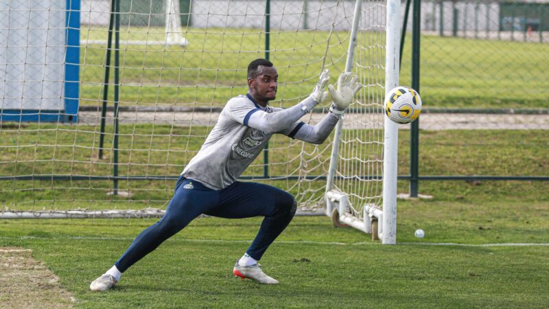 Coritiba empresta goleiro Rafael William para time do Paranaense
