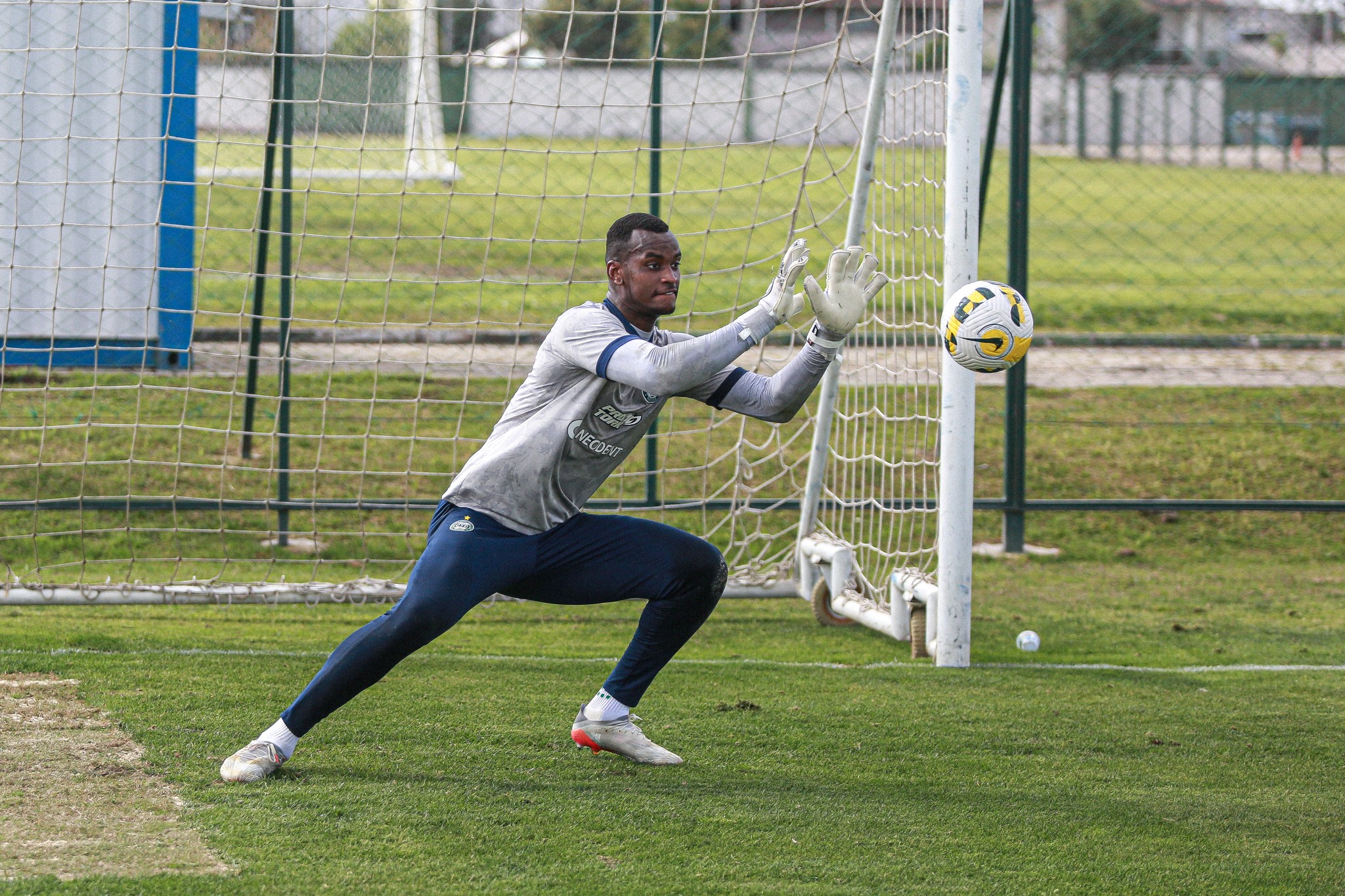 Coritiba empresta goleiro Rafael William para time do Paranaense