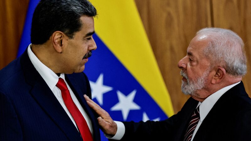 Lula conversou com Maduro sobre ‘paz na América do Sul e no Caribe’ na semana passada, diz Planalto