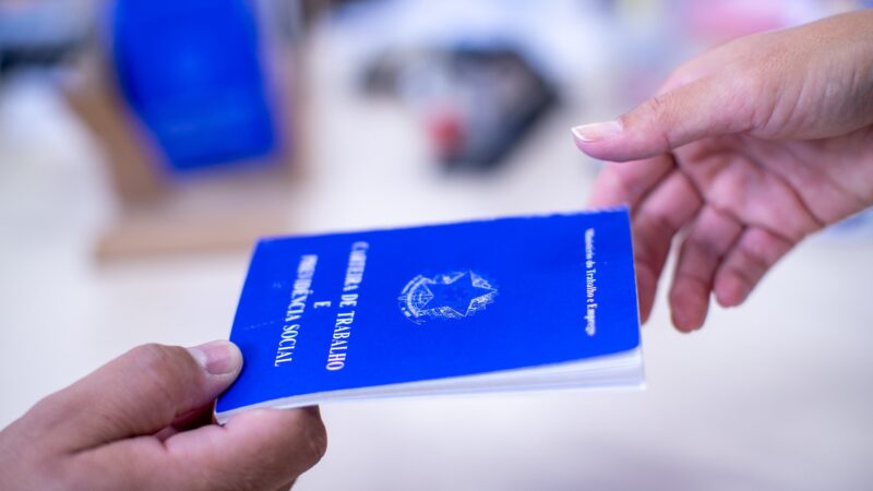 Desemprego cai a 5,2% em novembro, menor taxa da série histórica do IBGE