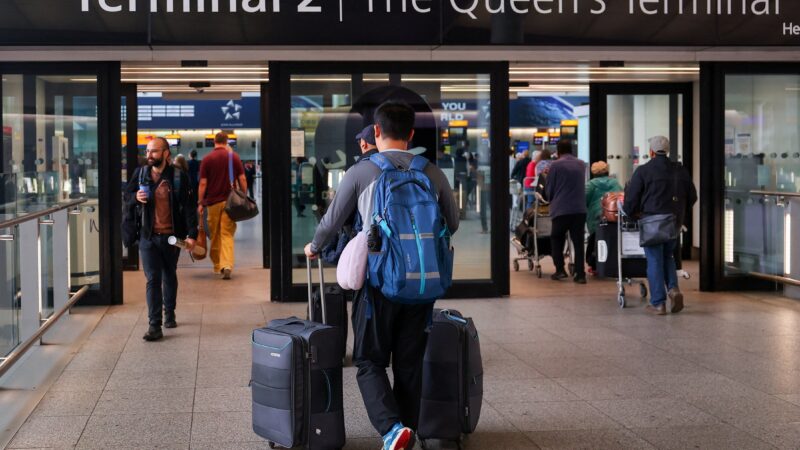 Homem é preso por ataque com spray de pimenta no aeroporto de Heathrow, em Londres, diz imprensa britânica; serviços de transporte são afetados