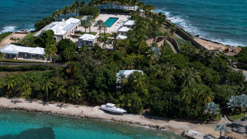 Deputados dos EUA divulgam imagens da ilha luxuosa de Jeffrey Epstein, onde acusação afirma que ocorriam crimes sexuais; VEJA