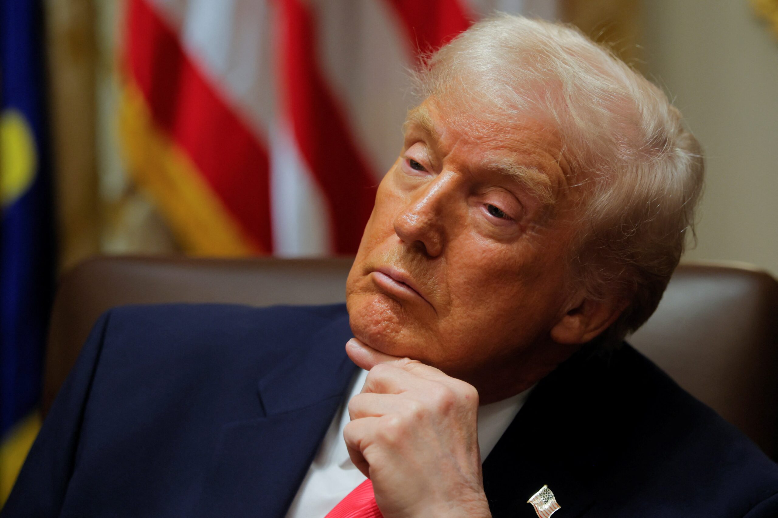 É #FAKE que vídeo mostre Trump exibindo foto ao lado de Jair Bolsonaro; quem aparece na imagem real é Vladimir Putin