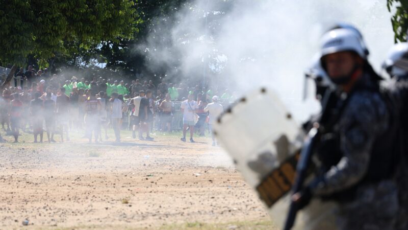 Embarque do Flamengo para o Catar tem confusão entre torcedores e policiais