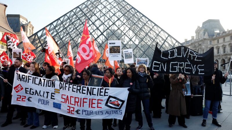 Trabalhadores do Louvre entram em greve e museu mais visitado do mundo não abre nesta segunda