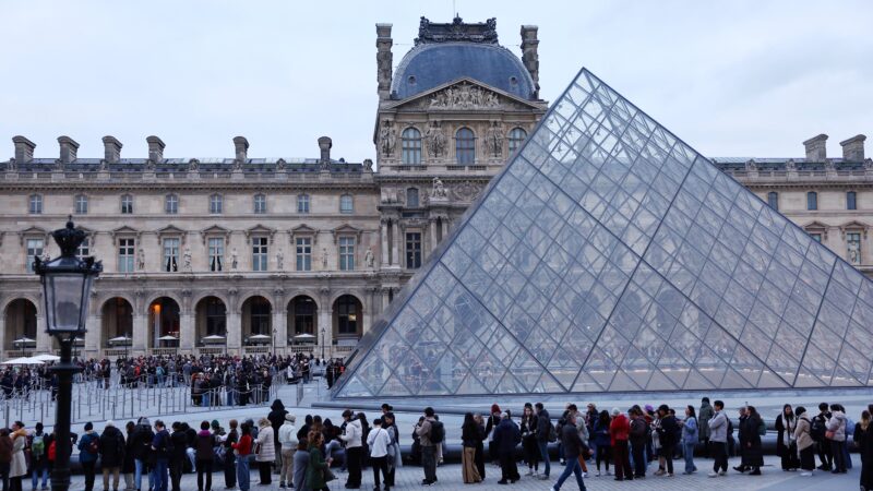 Museu do Louvre permanece fechado nesta quarta enquanto funcionários avaliam a prorrogação da greve