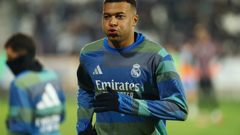 Mbappé sofre entorse no joelho e desfalca o Real Madrid no início do ano