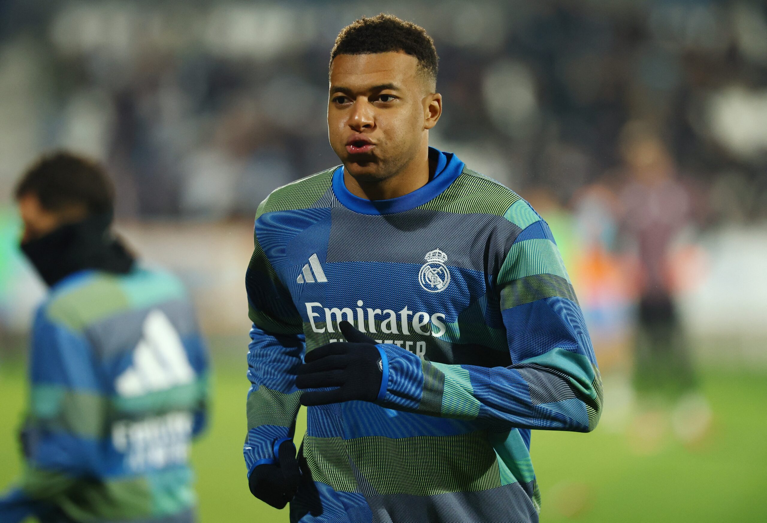 Mbappé sofre entorse no joelho e desfalca o Real Madrid no início do ano