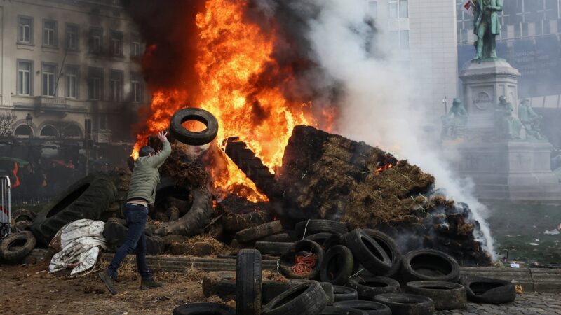 Protesto de agricultores contra acordo UE-Mercosul tem pneus queimados e confronto com a polícia em Bruxelas; veja imagens