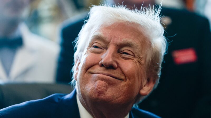 Trump faz combo de auto-homenagens e põe próprio nome em centro cultural e até navio; analista vê situação inédita para oposição nos EUA