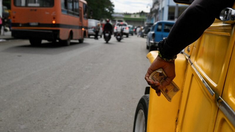 Em crise, Cuba abre economia para capital estrangeiro