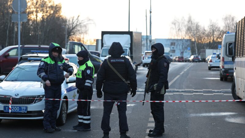 Dois policiais morrem após bomba explodir perto do local onde um general russo foi assassinado em Moscou