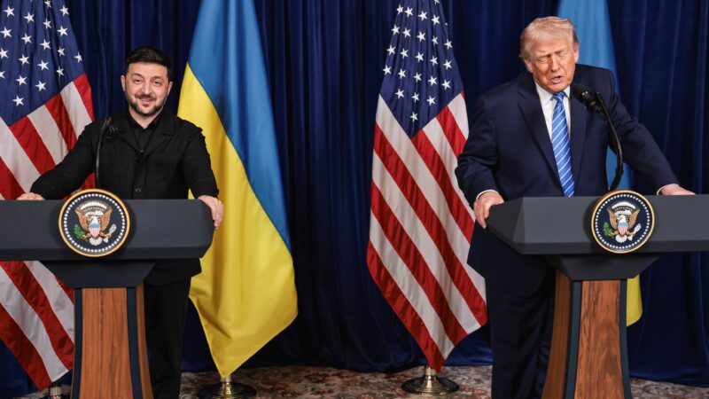 Trump diz que Rússia quer Ucrânia bem-sucedida, admite que afirmação é estranha e Zelensky reage com riso