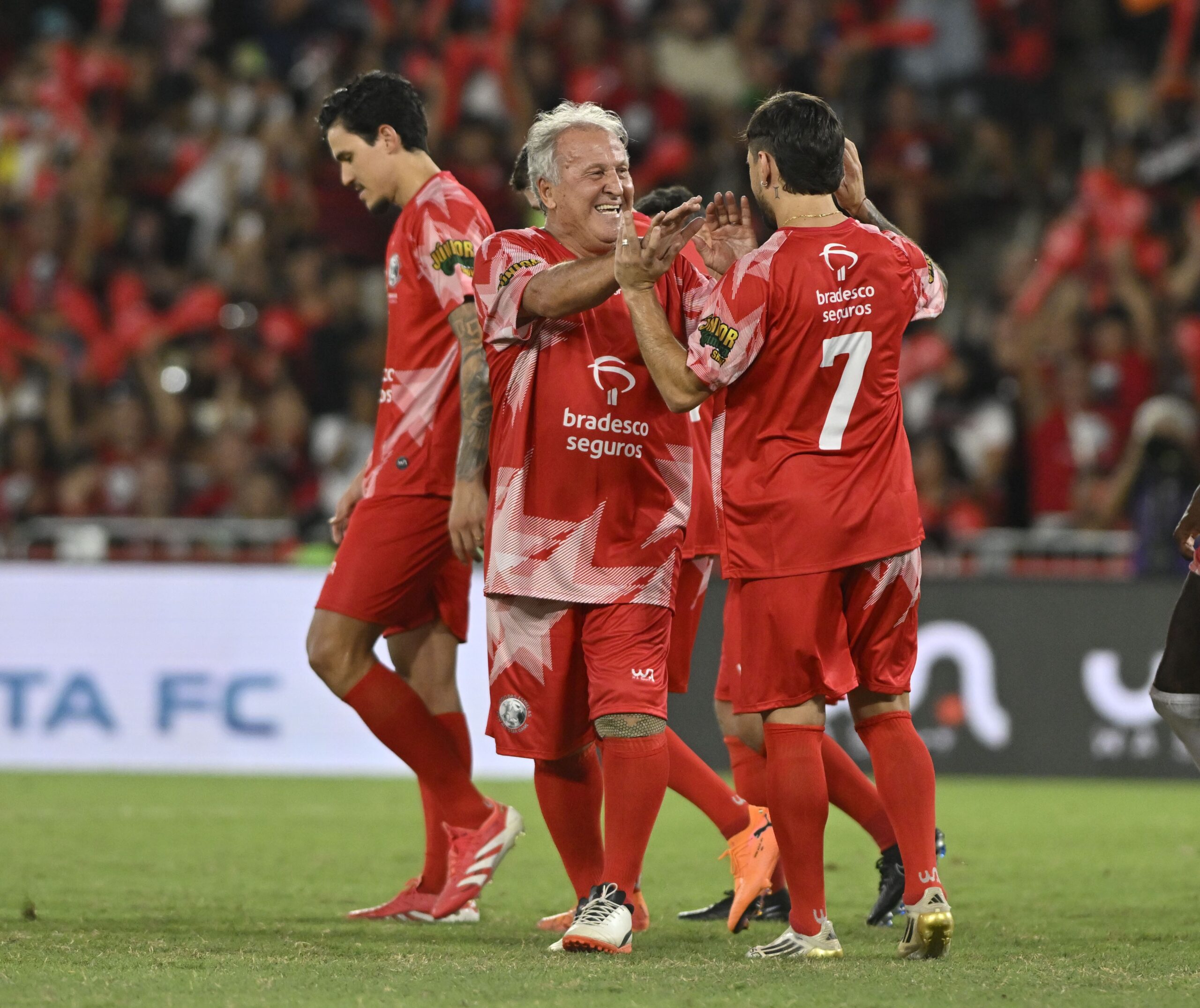Bicicleta de Pedro e tabela de Zico com Arrascaeta: veja lances do Jogo das Estrelas