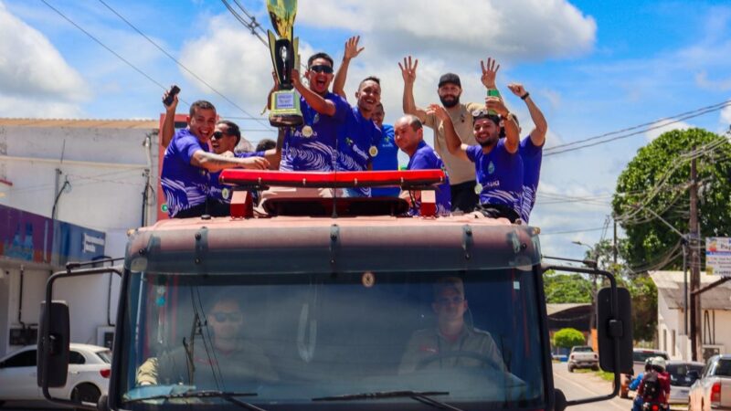 Tetracampeão acreano de futsal, Brasiléia desfila em carro aberto no interior